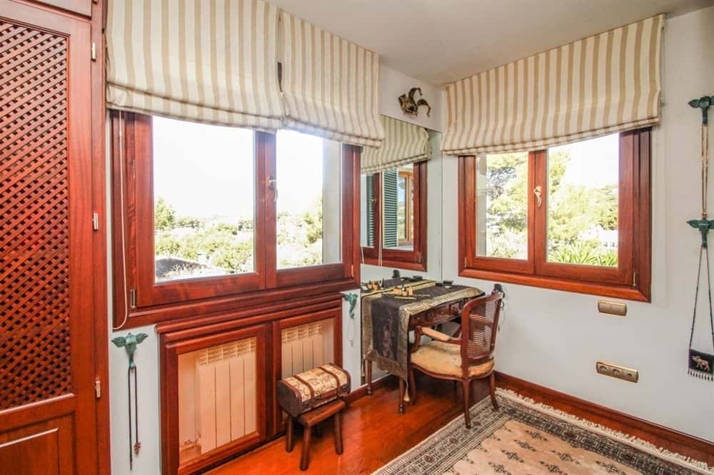 BENDINAT: RARITY! DETACHED SEMI-DETACHED HOUSE NEAR THE BEACH 27