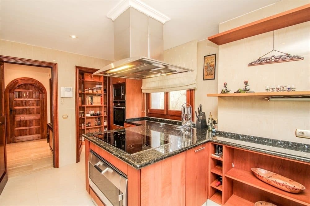 BENDINAT: RARITY! DETACHED SEMI-DETACHED HOUSE NEAR THE BEACH 16
