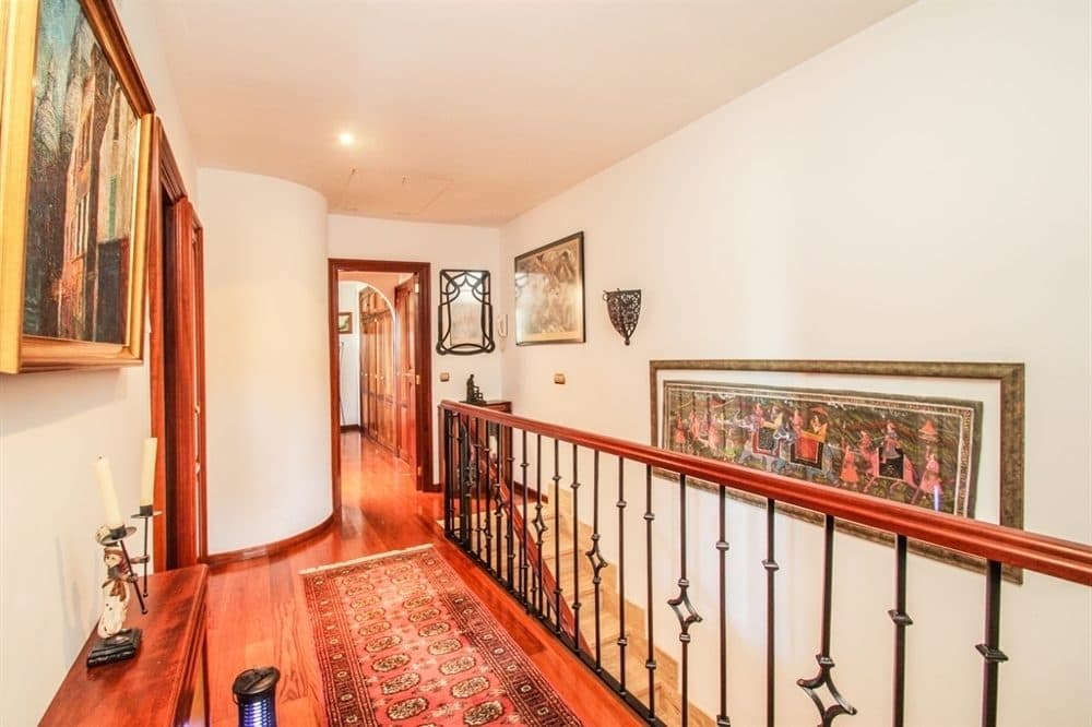 BENDINAT: RARITY! DETACHED SEMI-DETACHED HOUSE NEAR THE BEACH 18