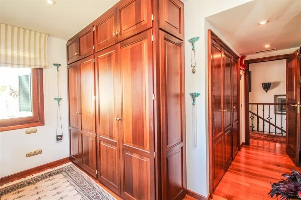 BENDINAT: RARITY! DETACHED SEMI-DETACHED HOUSE NEAR THE BEACH 26