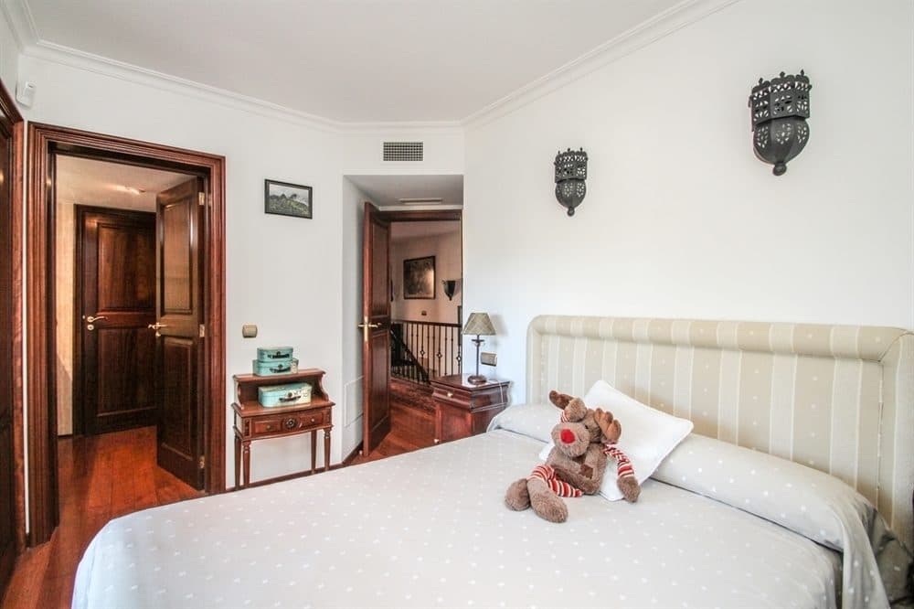 BENDINAT: RARITY! DETACHED SEMI-DETACHED HOUSE NEAR THE BEACH 29