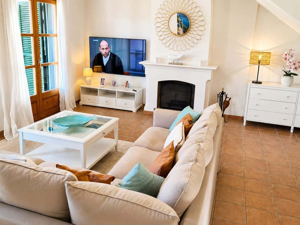 CALA PI: HOUSE BY A PICTURESQUE BAY WITH ETV LICENCE 11