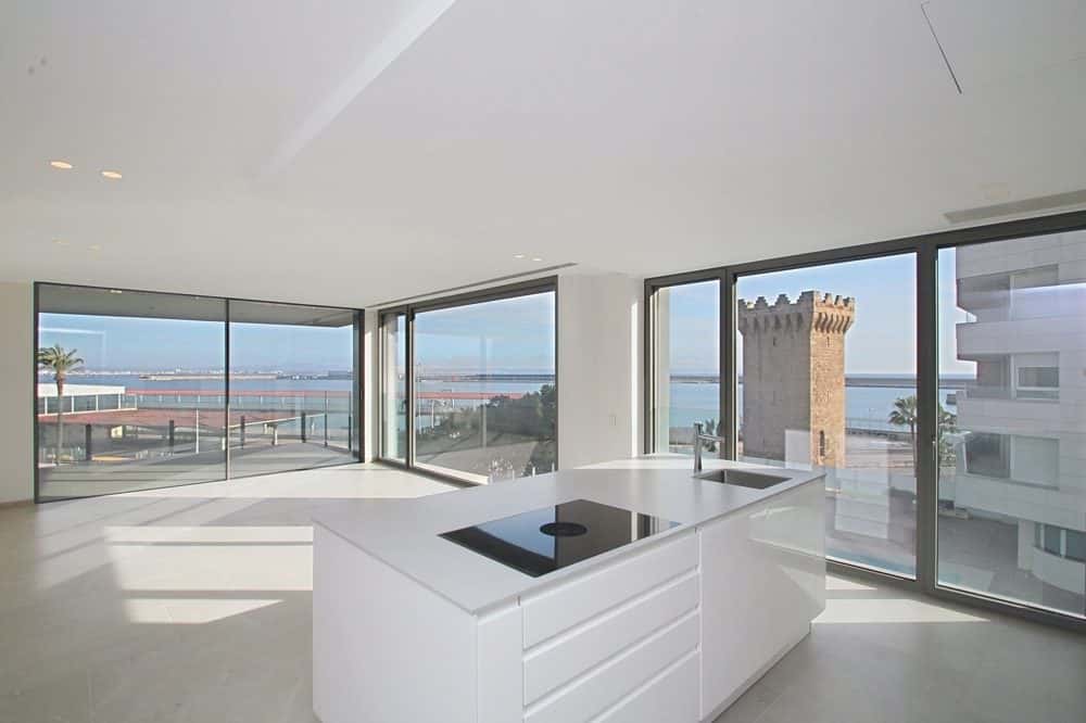 PALMA: LUXURY APARTMENT OVERLOOKING THE NEW CLUB DE MAR