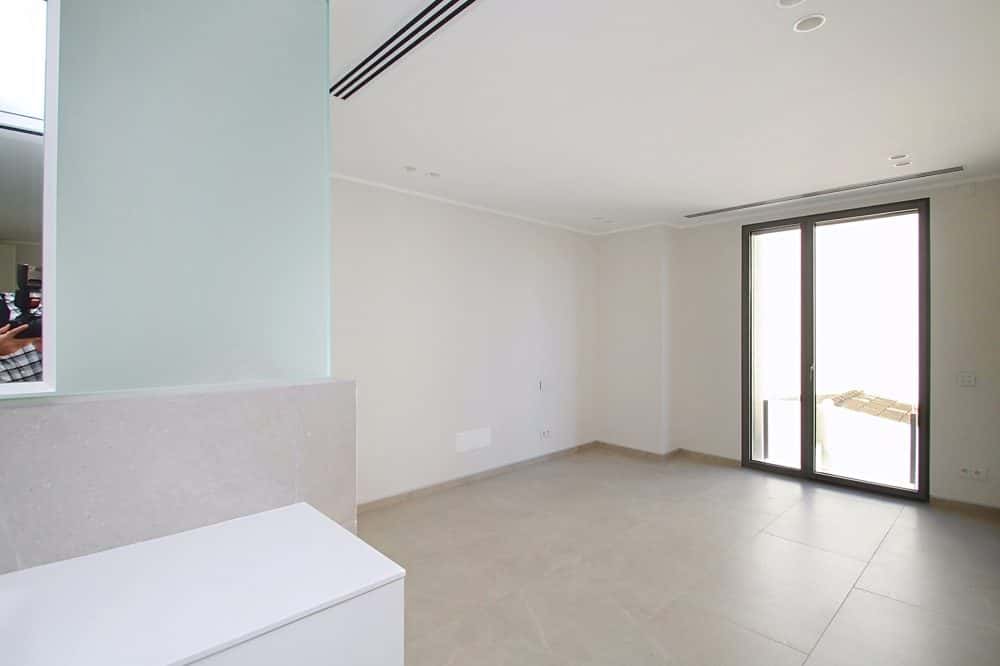 PALMA: LUXURY APARTMENT OVERLOOKING THE NEW CLUB DE MAR 11