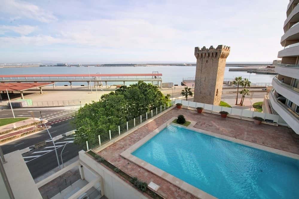 PALMA: LUXURY APARTMENT OVERLOOKING THE NEW CLUB DE MAR 4