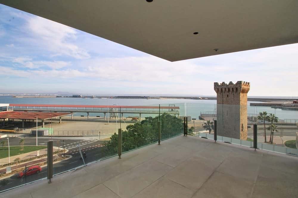 PALMA: LUXURY APARTMENT OVERLOOKING THE NEW CLUB DE MAR 2