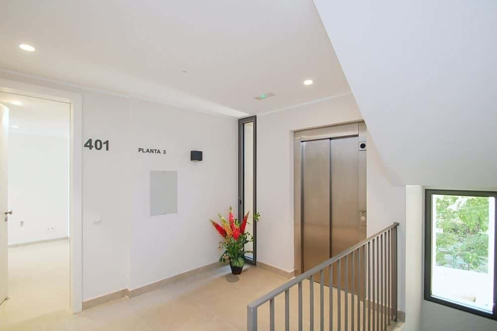 PALMA: LUXURY APARTMENT OVERLOOKING THE NEW CLUB DE MAR 16