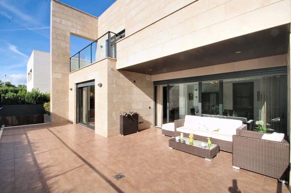 EXCLUSIVE VILLA WITH POOL AND LARGE ROOFTOP TERRACE 200 M FROM THE BEACH 4