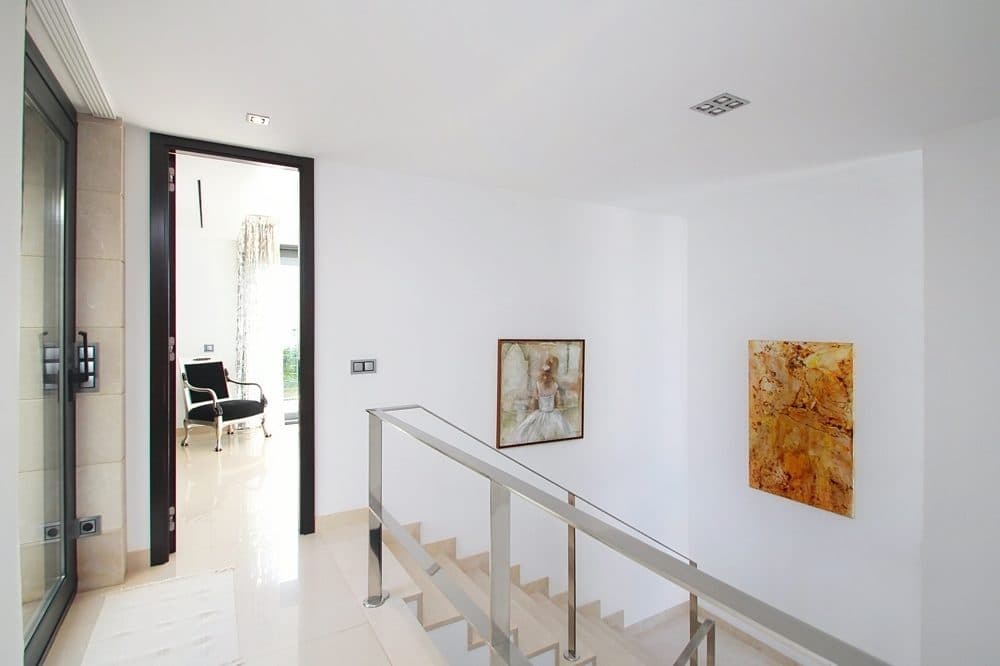 EXCLUSIVE VILLA WITH POOL AND LARGE ROOFTOP TERRACE 200 M FROM THE BEACH 12
