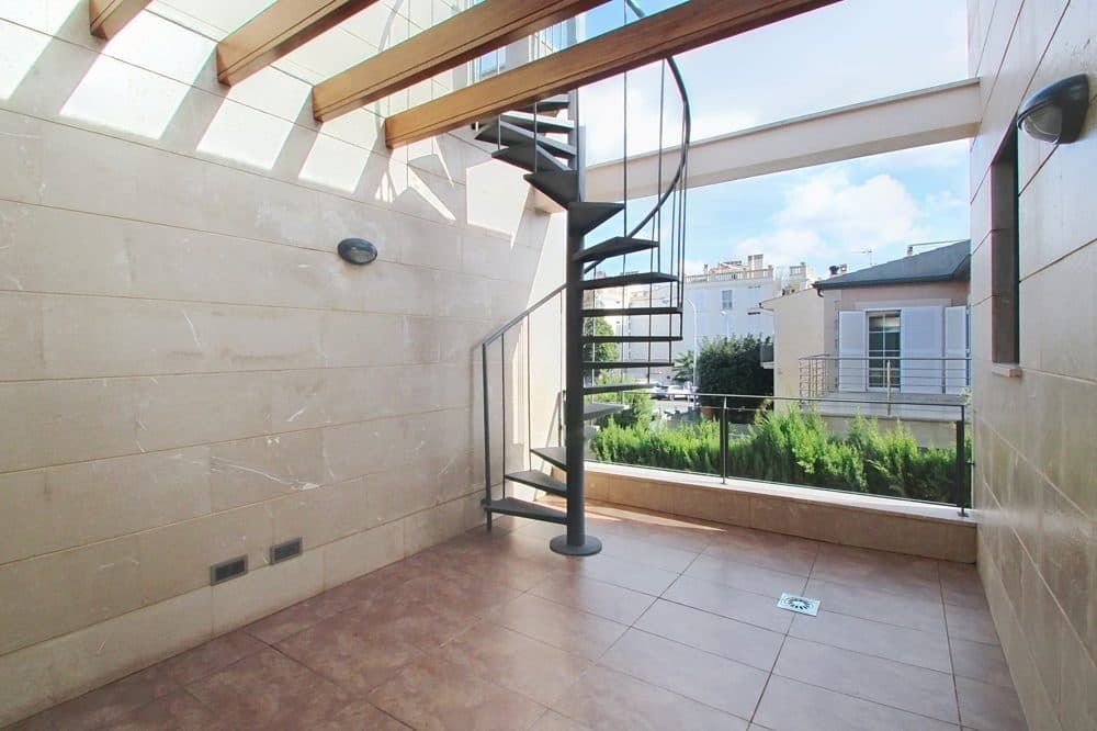 EXCLUSIVE VILLA WITH POOL AND LARGE ROOFTOP TERRACE 200 M FROM THE BEACH 11