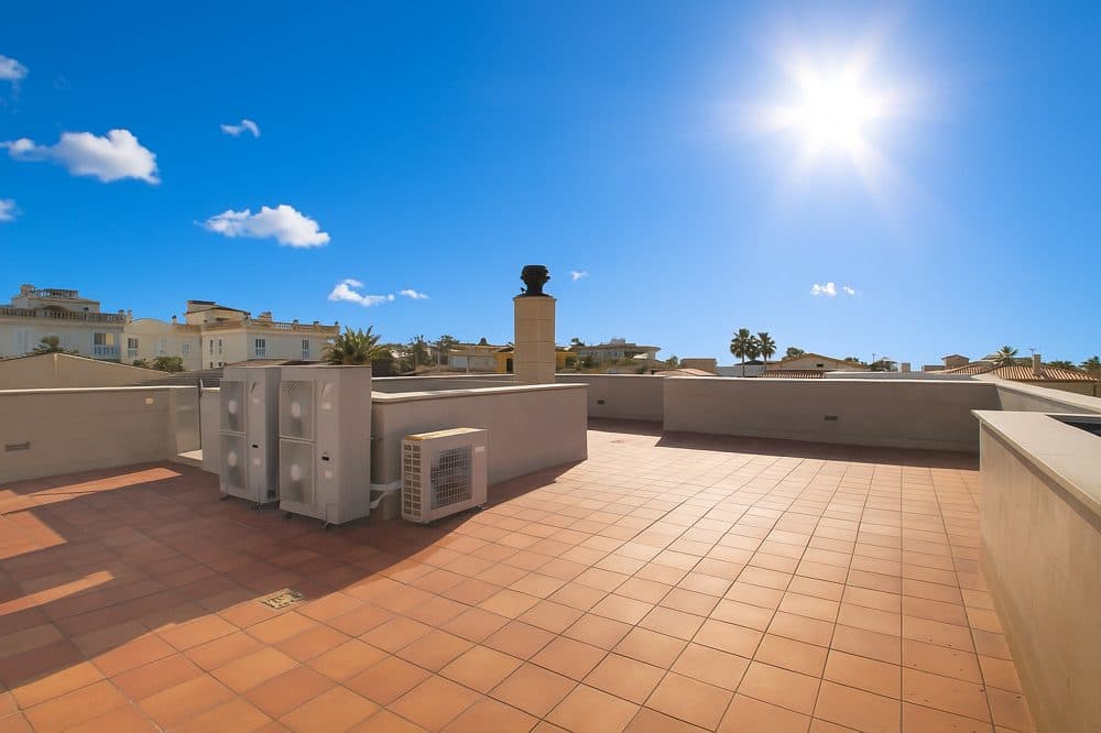 EXCLUSIVE VILLA WITH POOL AND LARGE ROOFTOP TERRACE 200 M FROM THE BEACH 8