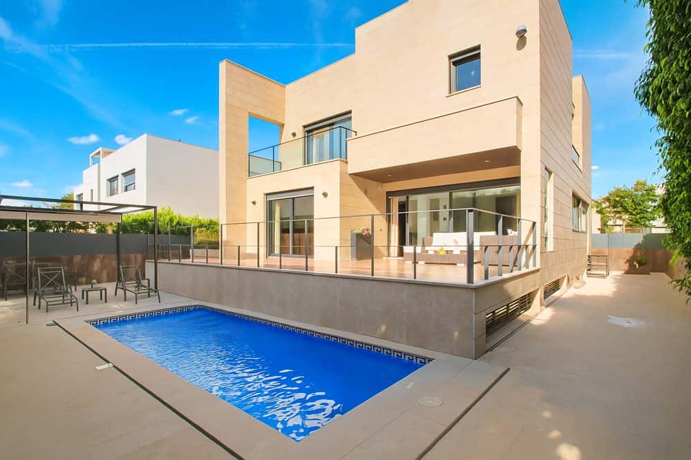 EXCLUSIVE VILLA WITH POOL AND LARGE ROOFTOP TERRACE 200 M FROM THE BEACH