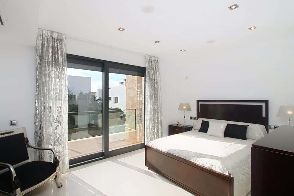 EXCLUSIVE VILLA WITH POOL AND LARGE ROOFTOP TERRACE 200 M FROM THE BEACH 27