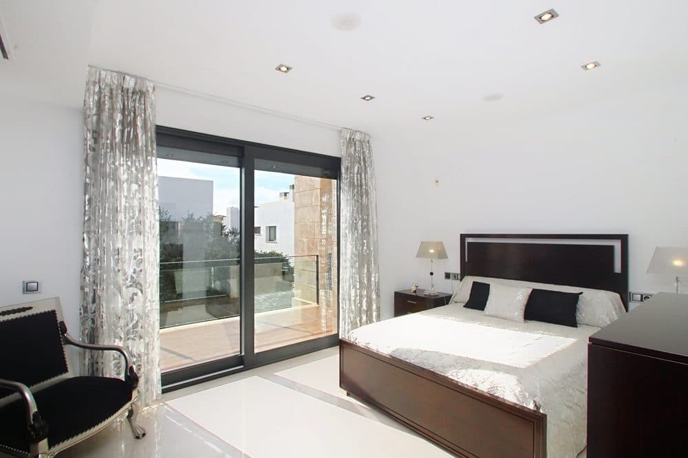 EXCLUSIVE VILLA WITH POOL AND LARGE ROOFTOP TERRACE 200 M FROM THE BEACH 27