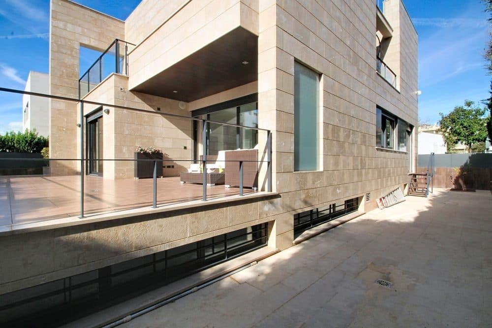 EXCLUSIVE VILLA WITH POOL AND LARGE ROOFTOP TERRACE 200 M FROM THE BEACH 2