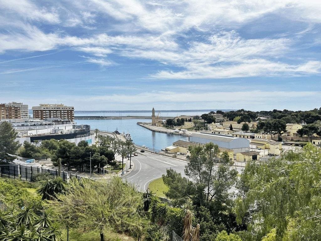 Casa adosada reformada con jardín privado y vistas al mar en Porto Pi
