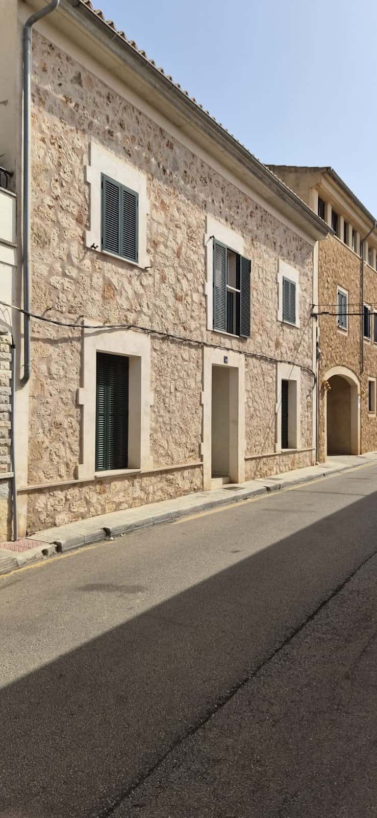 Magnificent ground floor with a private garden in Santa Maria del Camí 10