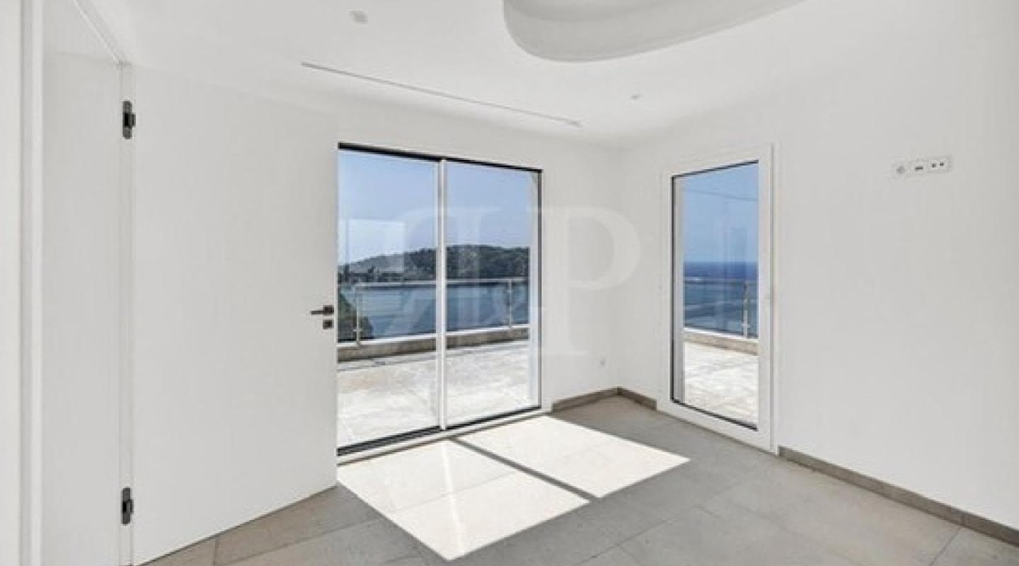 Completely renovated modern villa 6