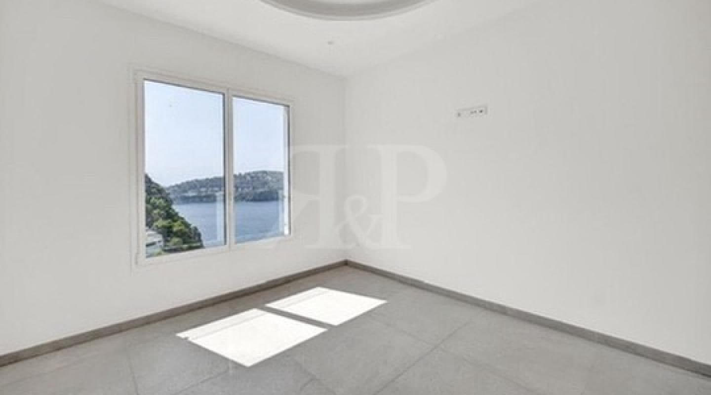 Completely renovated modern villa 8