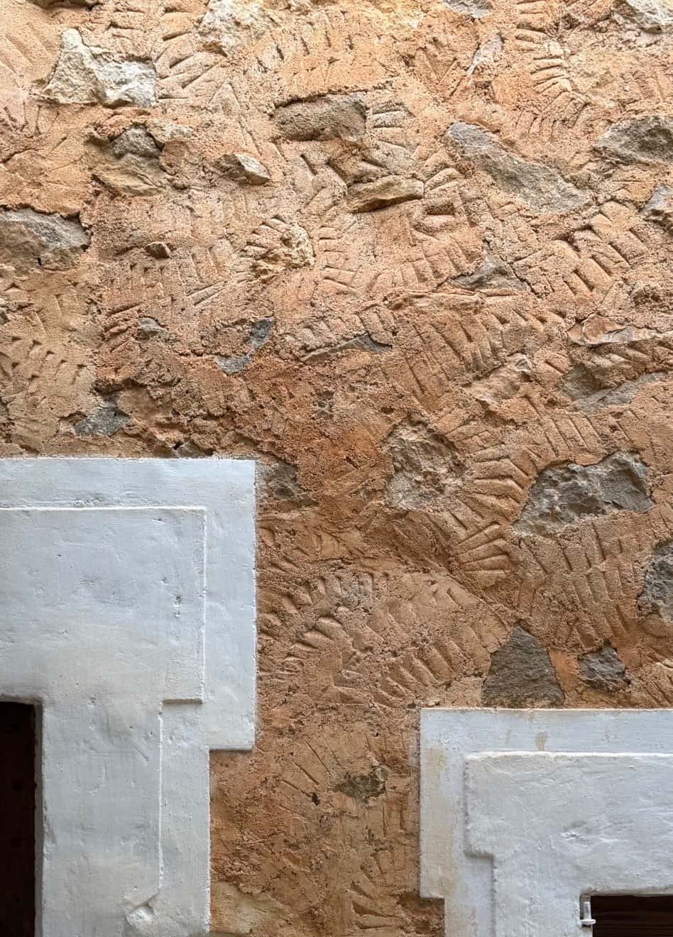 Casa tradicional de pedra maiorquina: restauro, argamassa de cal, marès e alvenaria.